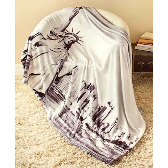 Around the World NYC Statue of Liberty Plush Throw - Picture 3 of 3